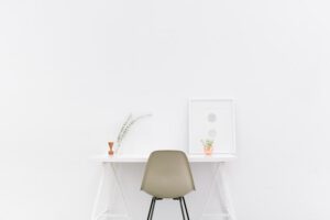 Minimalistyczne biurko na białym tle